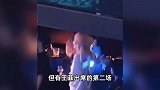 王菲去了谢霆锋演唱会！听定情曲《玉蝴蝶》时陶醉起舞