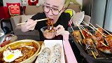 小哥哥会享受，吃鳗鱼，饭团，乌冬面，大口吃得真带劲，吃相诱人