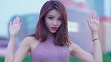 街拍美女：听说你喜欢紫色，今天特意穿了给你看