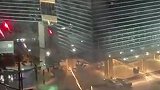 这距离也太近了！墨西哥球迷紧贴英格兰酒店房间玻璃放烟花