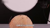 A4纸能切开椰子壳吗老外不信邪亲自试验，威力简直不可思议
