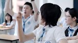 状元男不用搬桌子，学渣女不满，一人扛起桌子直奔下楼！