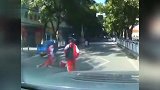 三轮车撞倒2女生碾压身体后逃逸，路人拦截被拖着跑，视频曝光！