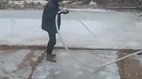爸爸自制70平方米冰场给女儿练习花样滑冰耗时一周孩子很开心