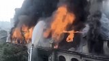 武汉汉口胜利街江汉饭店起火 现场黑烟滚滚 房顶已被烧垮