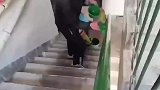 女子看到工人用手套刷油漆，彻底颠覆了认知