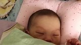 宝宝的脚丫子放在头前，刚开始看见吓我一跳