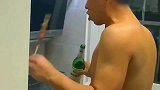 男子深夜在自己家厨房烤串，没有做任何保护措施