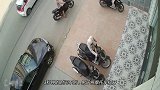 男子坐到路边的摩托车上，将车子偷走，监控拍下全程