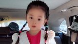 小女孩眨眼睛的样子，真的好可爱呀