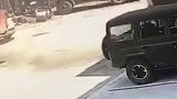 大货车失控冲入民居“飞”上二楼 车头穿墙而出险坠下