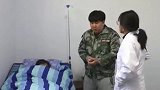 孕妇晕倒在地没人敢扶，退伍小伙一把抱住去医院，真是太感人了