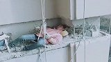 高空作业的工人，为了节省体力就在高空中睡觉，真是太不容易了！