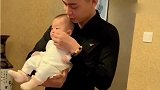 爸爸居然可以单手抱娃，还这么稳健，帅呆了！