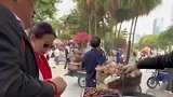 城管那边喊，摊贩这边卖，顾客自顾自地买