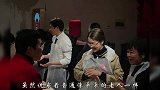 李小璐妈妈久违现身，穿着像普通妇女，全身却散发着气质