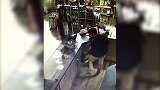 高手在民间！ 收银员小哥哥花式颠商品 用的还是脚底板