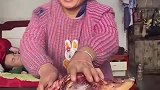 盲人母亲给脑瘫儿子做猪头肉吃，“自己一地鸡毛看不得人间疾苦”