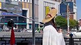 男子买房后觉得压力比较大，在街头上演单车上梁山