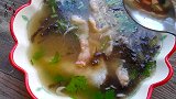 大虾做成虾片汤，味道鲜美，保留了大虾的原汁原味