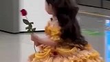 妈妈拍下女儿穿公主裙的样子，真的就像个小公主