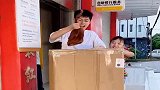 兄妹俩恶搞妈妈，不料竟甩锅给爸爸，真是太坏了！