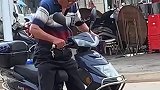 大爷骑车情绪失控，抬起车头一顿砸