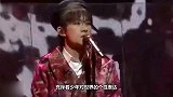 易烊千玺舞台造型，贝雷帽加色彩鲜明的印花长风衣