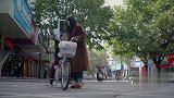 二货姑娘在家只身带孩子被人误解，结果老公回家化解误会