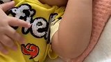 小情人睡觉，非要把手含到嘴里，怎么拉都拉不出来！
