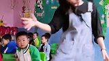 幼师小姐姐给小朋友们表演舞蹈，下一秒，我看呆了！