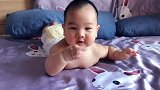 4个月的小宝宝居然会后退了，宝宝高兴的表情好萌，太可爱了！