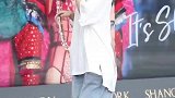 超酷的，你在看她，其实她也在看你