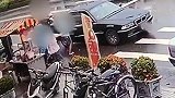 台湾男子开宝马打劫路边摊大妈 拿到钱后一路小跑驾车逃走