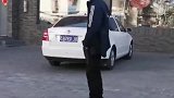 女司机又现“神操作”，倒车不见灯亮，不是拍下谁信！