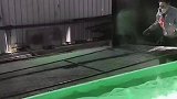 粉末涂料喷涂现场,一大池子仿佛沸腾的粉末,工人还戴着防毒面具