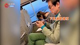 73岁黄百鸣高铁被偶遇，翘着二郎腿玩手机，下巴褶皱却暴露老态