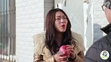 骗子摆摊弟弟玩游戏赔了钱，没想姐姐出马，骗子赔哭了
