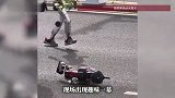 “小鼻嘎”累趴机器人看热闹还鼓掌，网友：机器人也懂幸灾乐祸？
