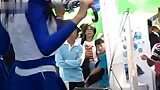 台上美女弱爆了 台下的帅哥才是焦点