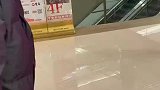 男生在商场踢足球参加活动，旁观小孩无辜中招
