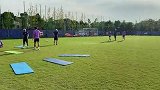 泰达训练分4组进行 足协杯首发球员瑜伽垫恢复
