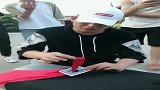 魔术看的我眼花撩乱的，大哥都在教我，还是看不懂为什么？
