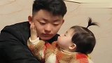 宝宝：看我和爸爸才是真爱！