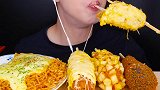 小哥哥吃火鸡面搭配芝士热狗棒，真的超级过瘾啊