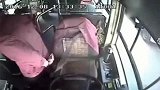 爆新鲜-20161216-暖心：公交司机抱老人下车一幕网友赞这个冬天好暖!