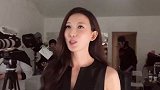 林志玲穿少女裙出门，机场弯腰系鞋带，网友：木瓜吃多了