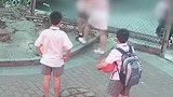 只因被篮球砸到，女子暴打小学生20分钟，这次没人同情小学生了