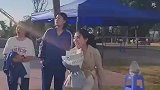 特殊的结婚周年纪念日，妻子手捧鲜花终点迎接