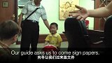 收养的中国萌娃第一次见外国家人，吓得直往后退，这反应好心酸